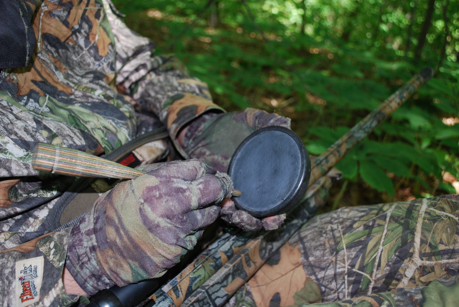 一名猎人使用石板呼叫器将火鸡引到其所在位置的图片