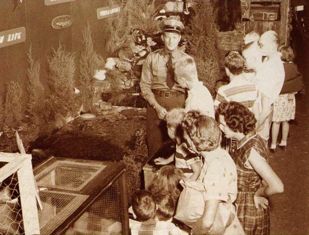 黑白照片：狩猎监督员与孩子们交谈