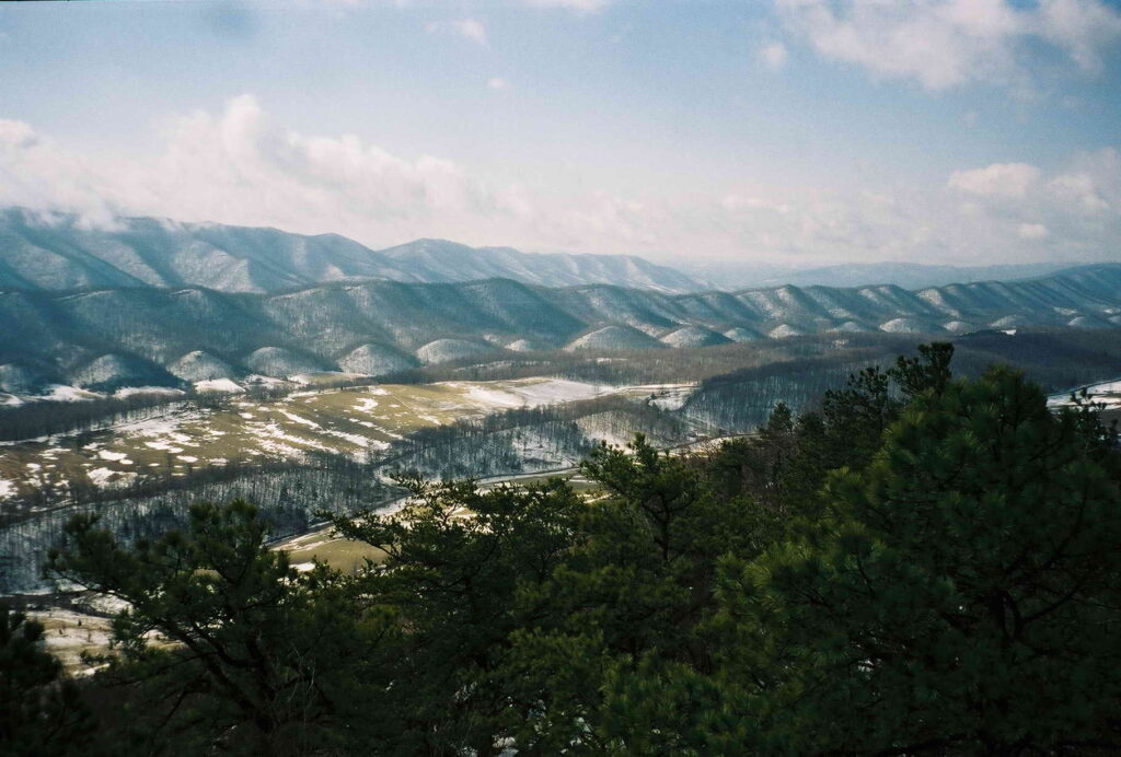 从山顶拍摄的山脉图像