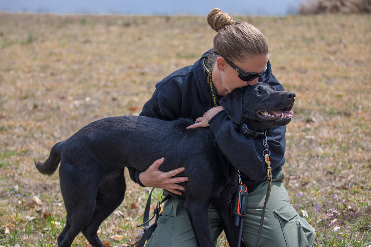 CPO Bonne Braziel 和 Grace 一起坐在田野里