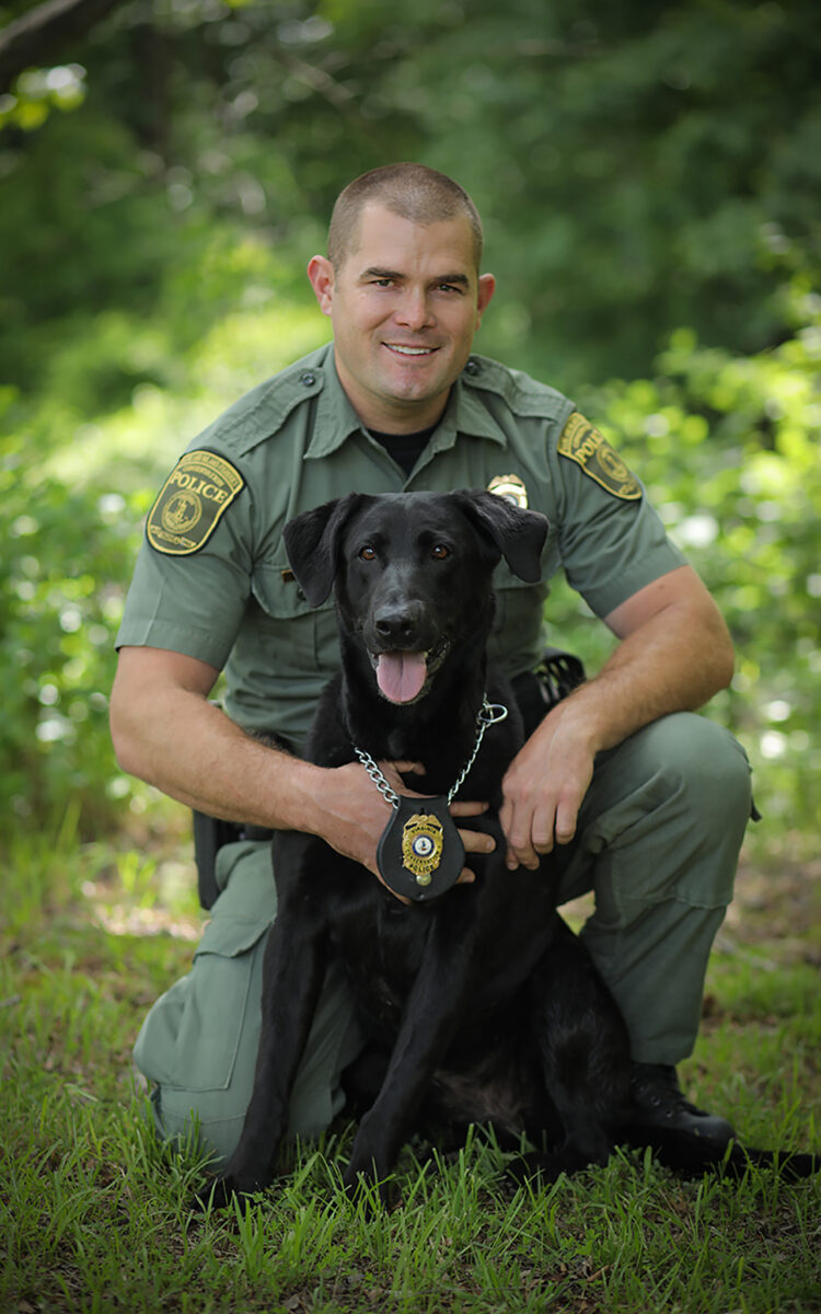 韦恩·比尔希默 (Wayne Billhimer) 和他的退休 K 9警官、一只名叫正义 (Justice) 的黑色拉布拉多犬的照片