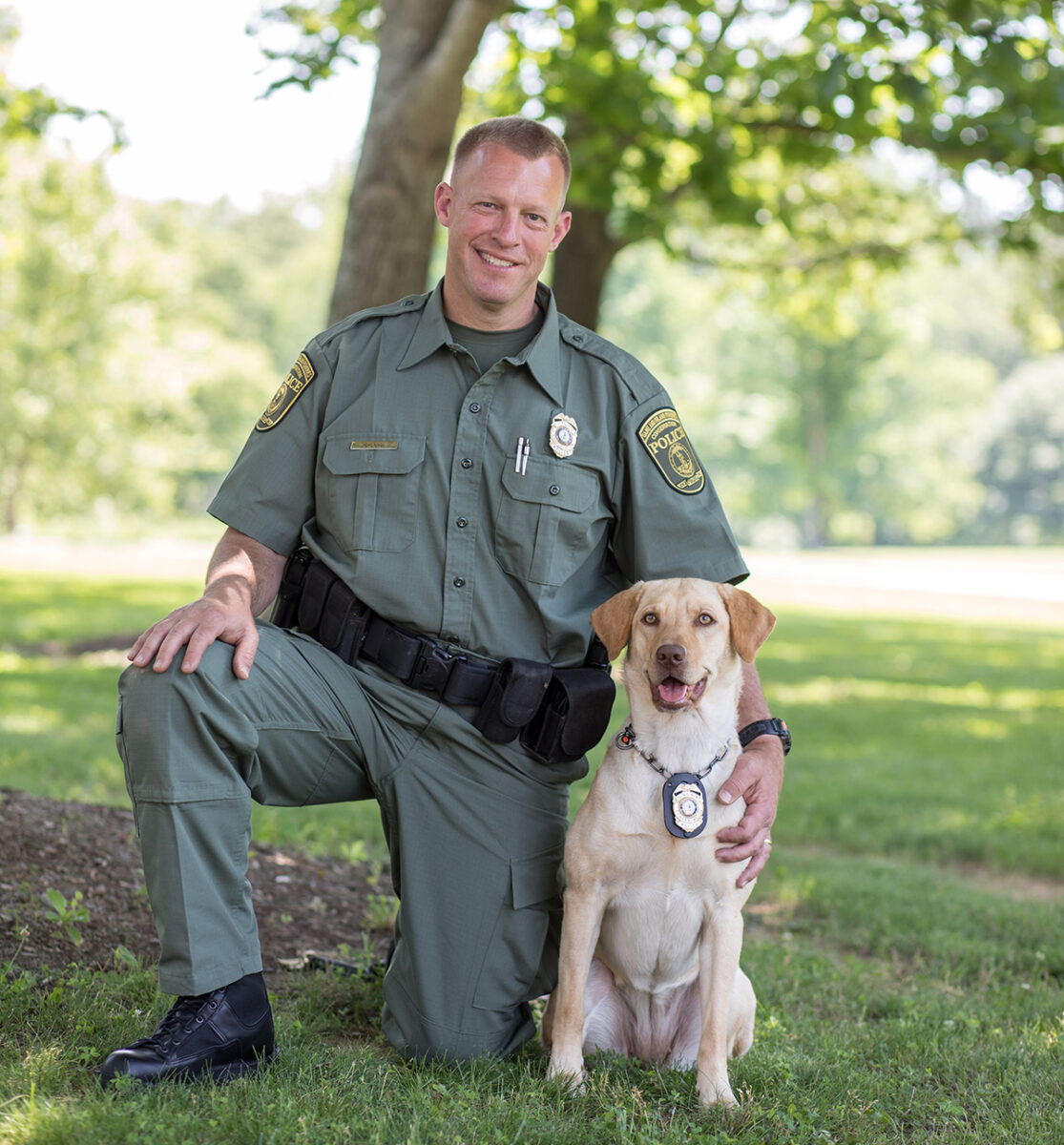 首席采购官 Mark Diluigi 和 K 9 Lily