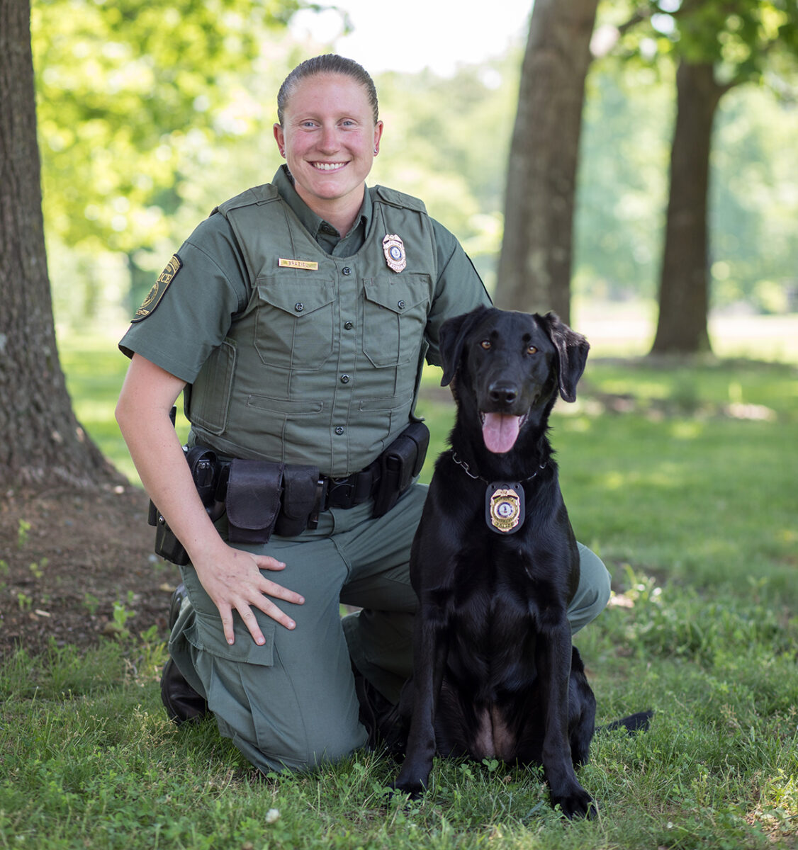 首席产品官 Bonnie Braziel 和 K 9 Grace