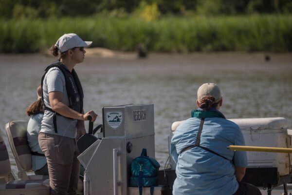 电捕鱼船上掌舵的两位女士的照片