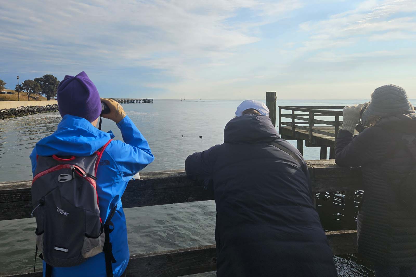 一个人用双筒望远镜眺望水面