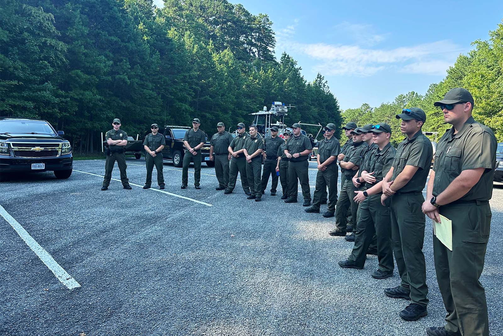 CPO 新兵站在户外