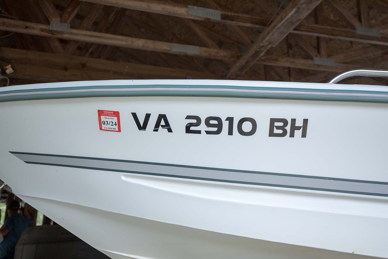 显示注册号码的船体