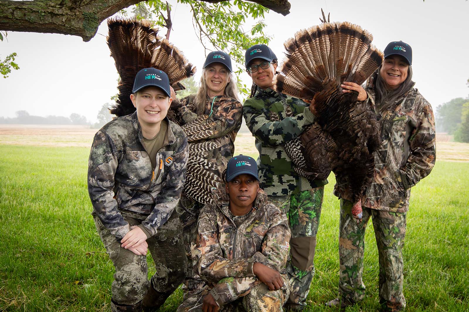 一群火鸡猎人和他们的猎物