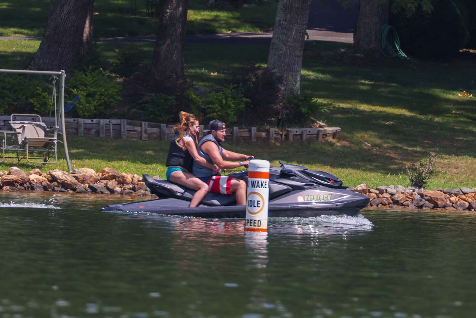 两人乘坐私人水上摩托艇