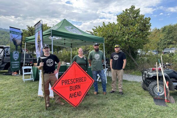 DWR 员工为信息帐篷配备人员