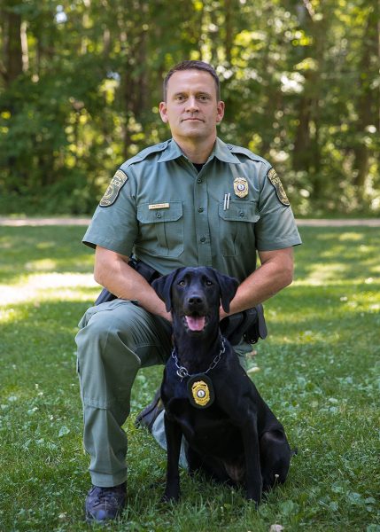 CPO Jim Patrillo 和 K 9黑色拉布拉多犬 Bailey