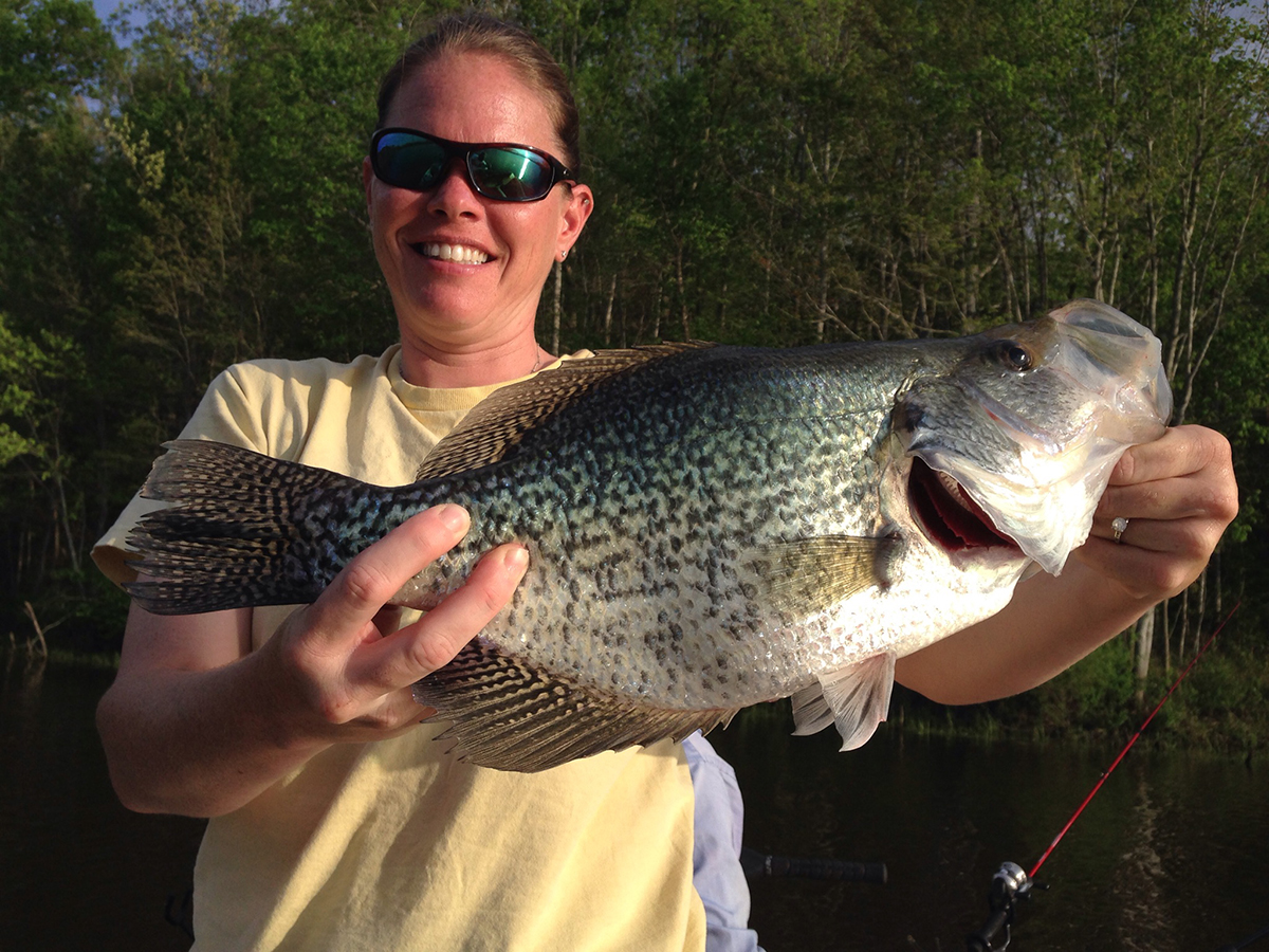 杰西卡·惠利中士手里拿着她捕获的一条鱼