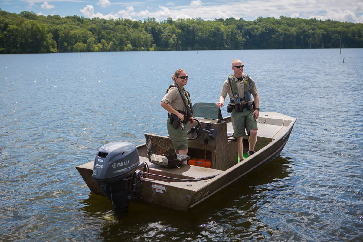 杰西卡·惠利警官在警艇上巡逻