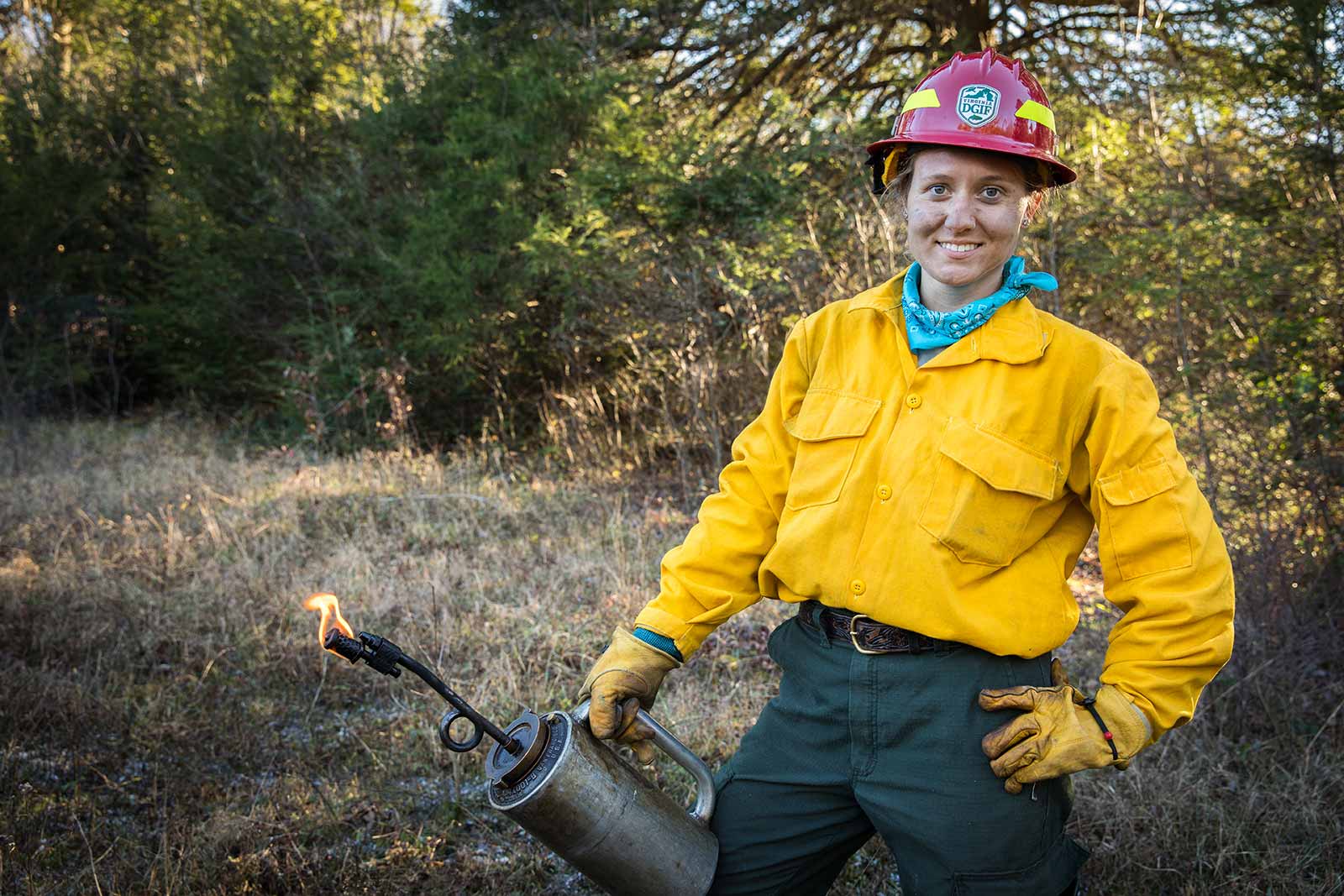 一名消防队员手持滴水火炬摆姿势拍照。