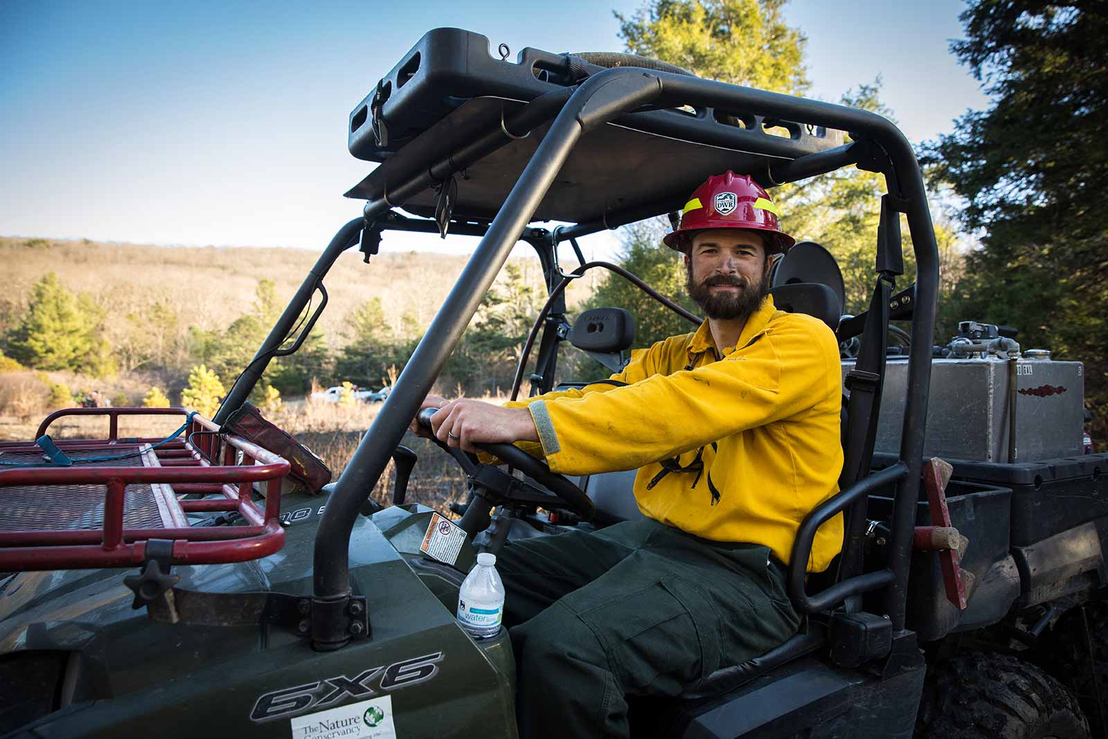 一名消防队员驾驶一辆全地形车。