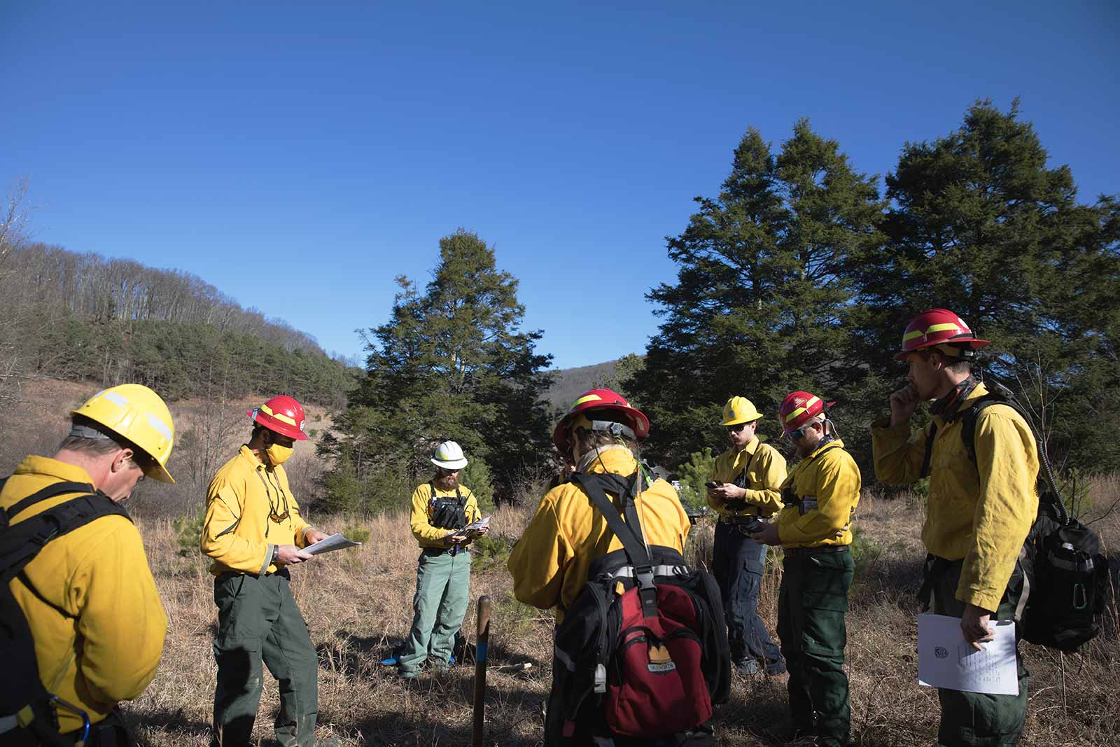 消防队员开会讨论当天的预定燃烧计划。