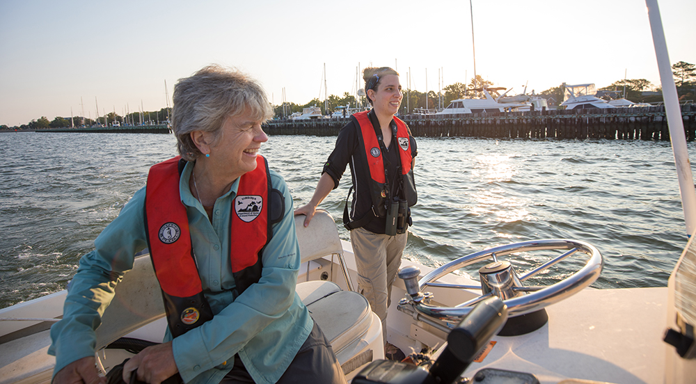 DWR 生物学家 Ruth Boettcher 和 Meagan Thomas 来到 Rip Raps 岛检查海岸筑巢迁移项目。