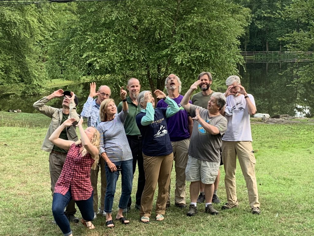 一群观鸟者假装看鸟