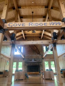 一栋木制建筑的图片，其椽子上的牌匾上写着“Cove ridge 1999 ”