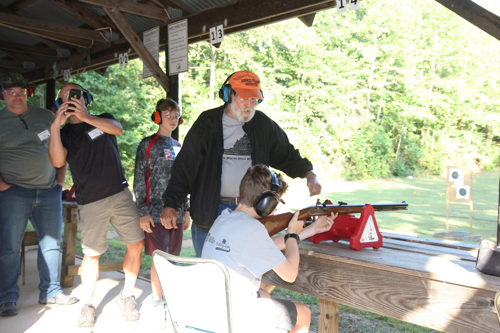 一名男孩学习如何射击的照片