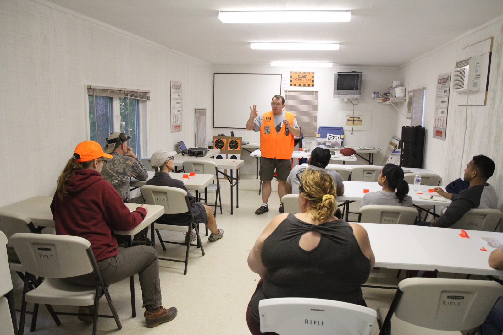 狩猎技能课堂讲座正在进行中