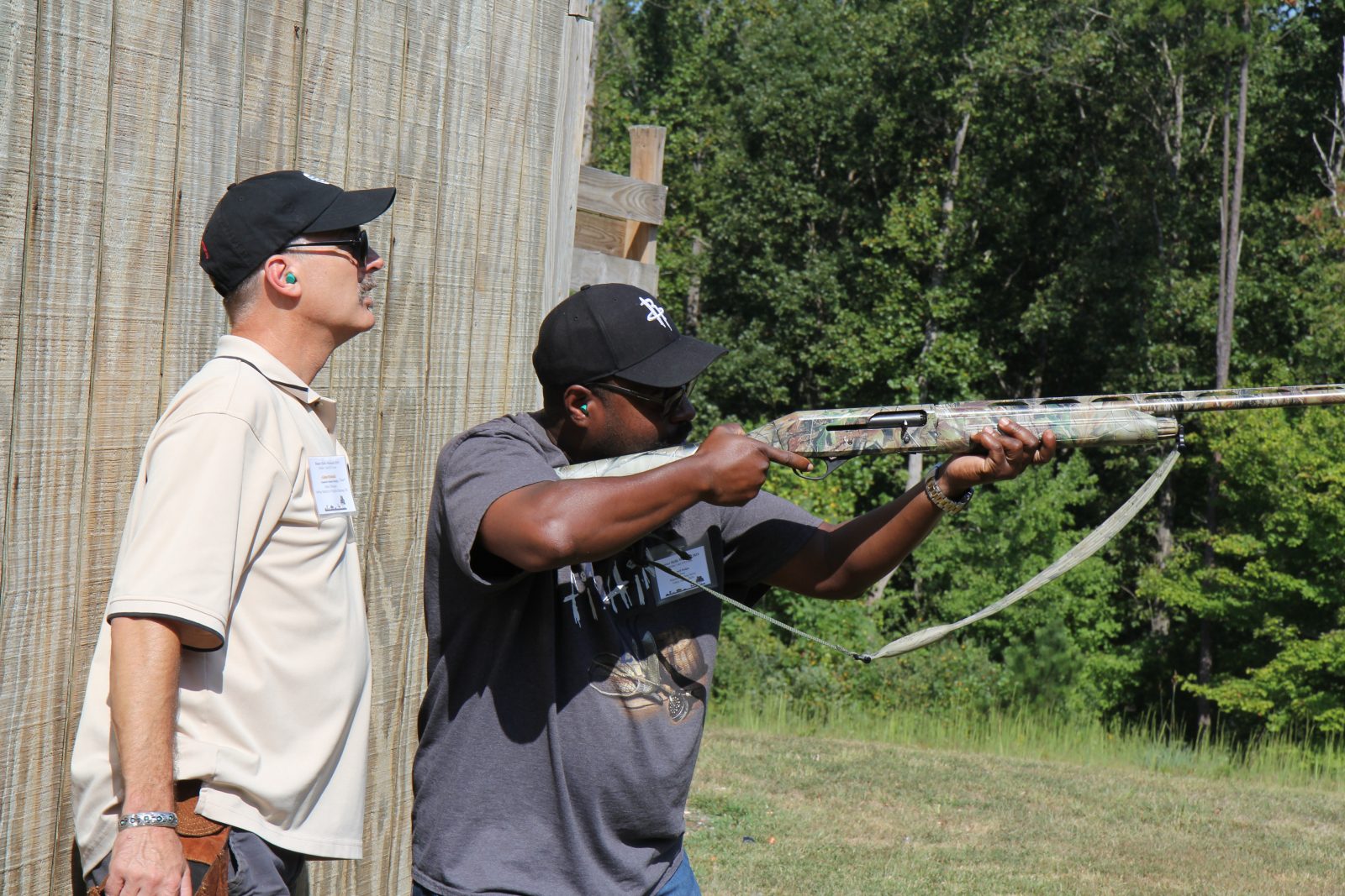 一名男子用枪射击目标的照片