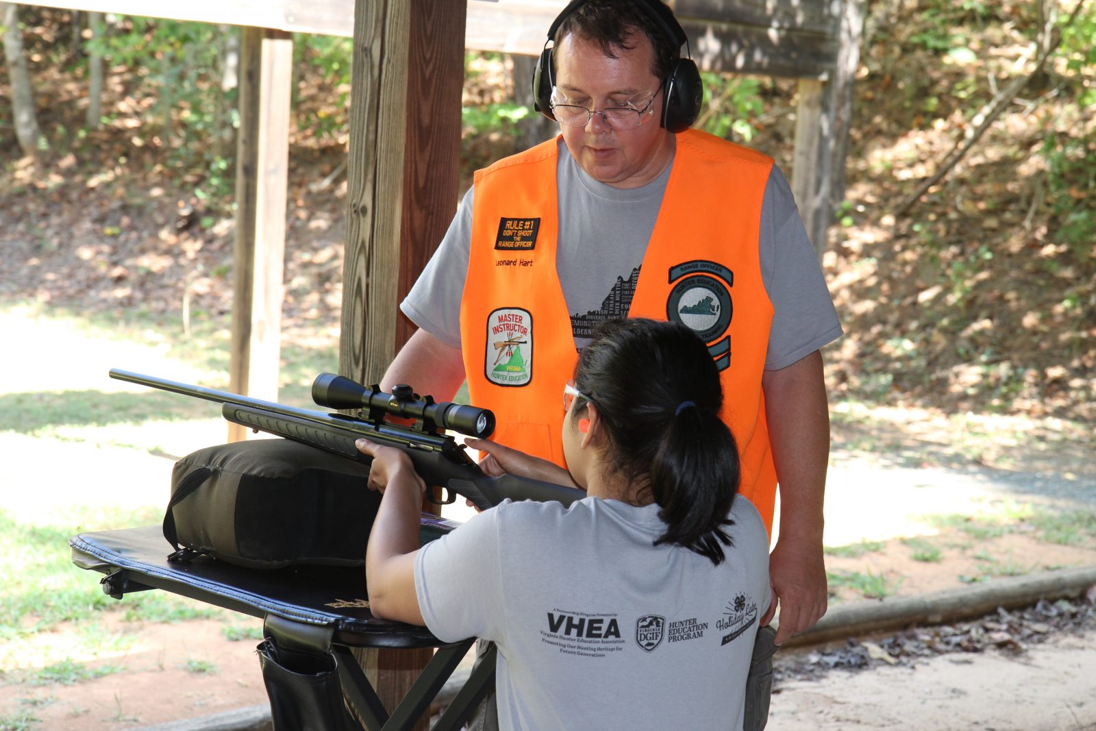 一名女孩学习射击的照片
