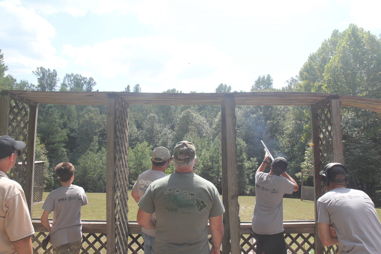 多人向目标射击的照片