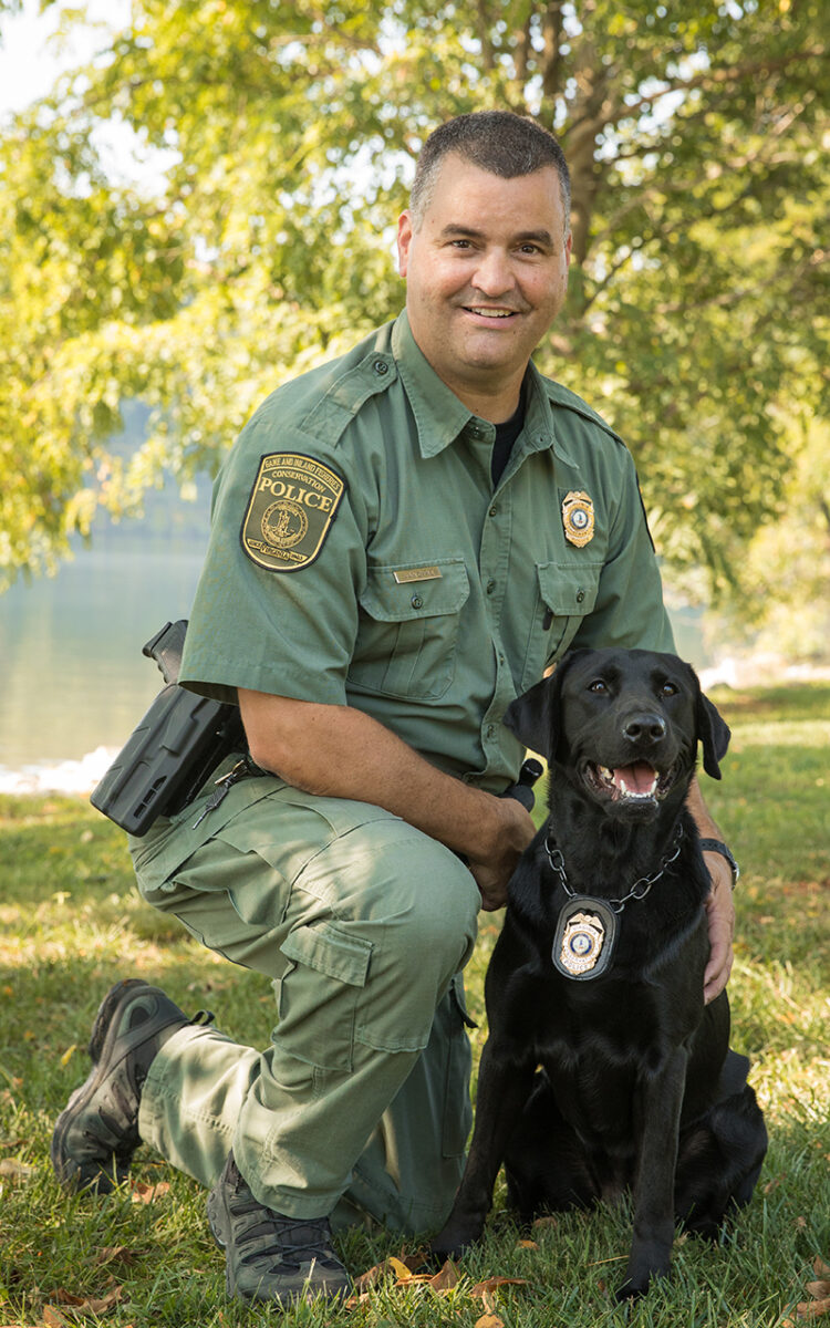 CPO Mark VanDyke 和他的即将退休的 K 9合伙人 Avery。