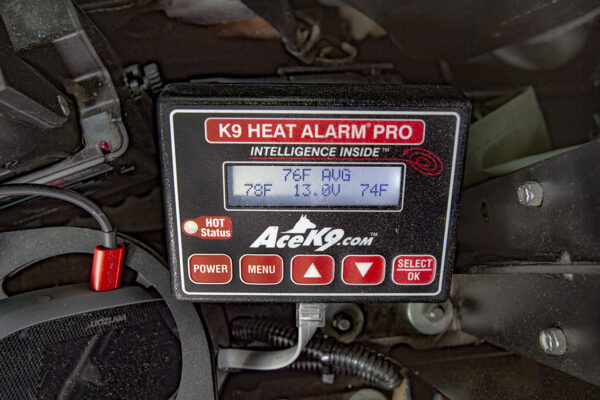 AceK 9高温报警系统持续监测车内温度，并在温度过高时向 CPO 发出警报。 