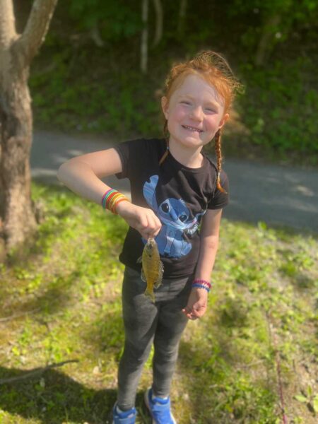 莉莲（年龄5 ），手里拿着一条鱼