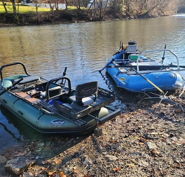 这是两艘用于在当地水域岸边进行电捕鱼的木筏的图像。