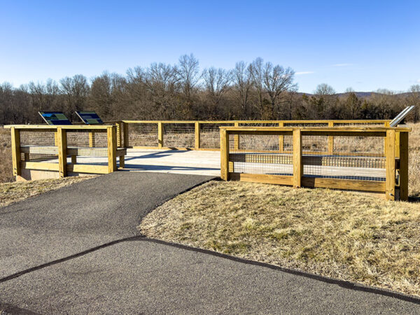 冬季，沥青路尽头的木制观景台俯瞰着湿地。