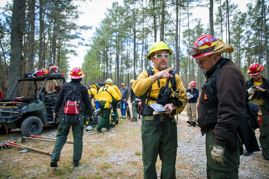 烧伤小组在烧伤前聚在一起讨论策略。 