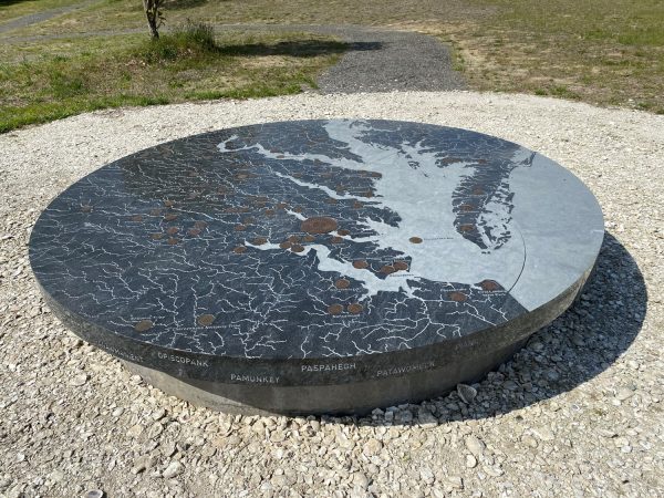 这幅雾状花岗岩地图位于解说区，展示了组成波瓦坦联盟的各个部落的历史位置以及整个 Tsenacomacoh 的重要地标。