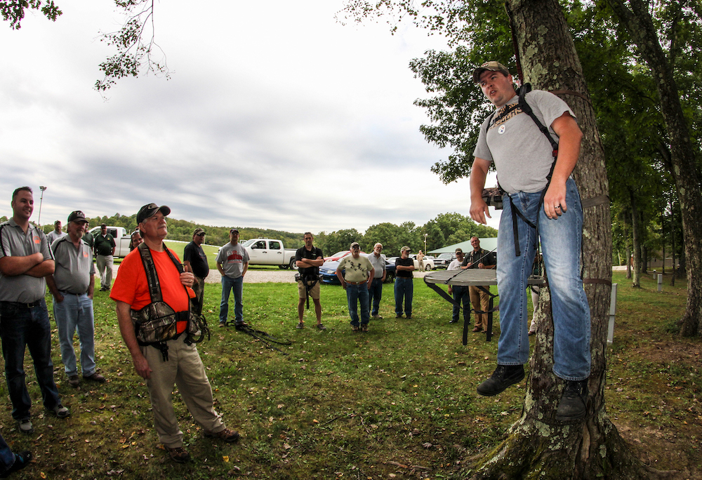 要记住的三条安全带规则1 。戴一件2 。无论是上升还是下降，都要保持联系3 。研究并练习当跌倒发生时如何恢复。照片由“明日运动员”提供