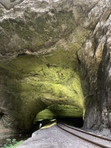 黄昏时的天然隧道