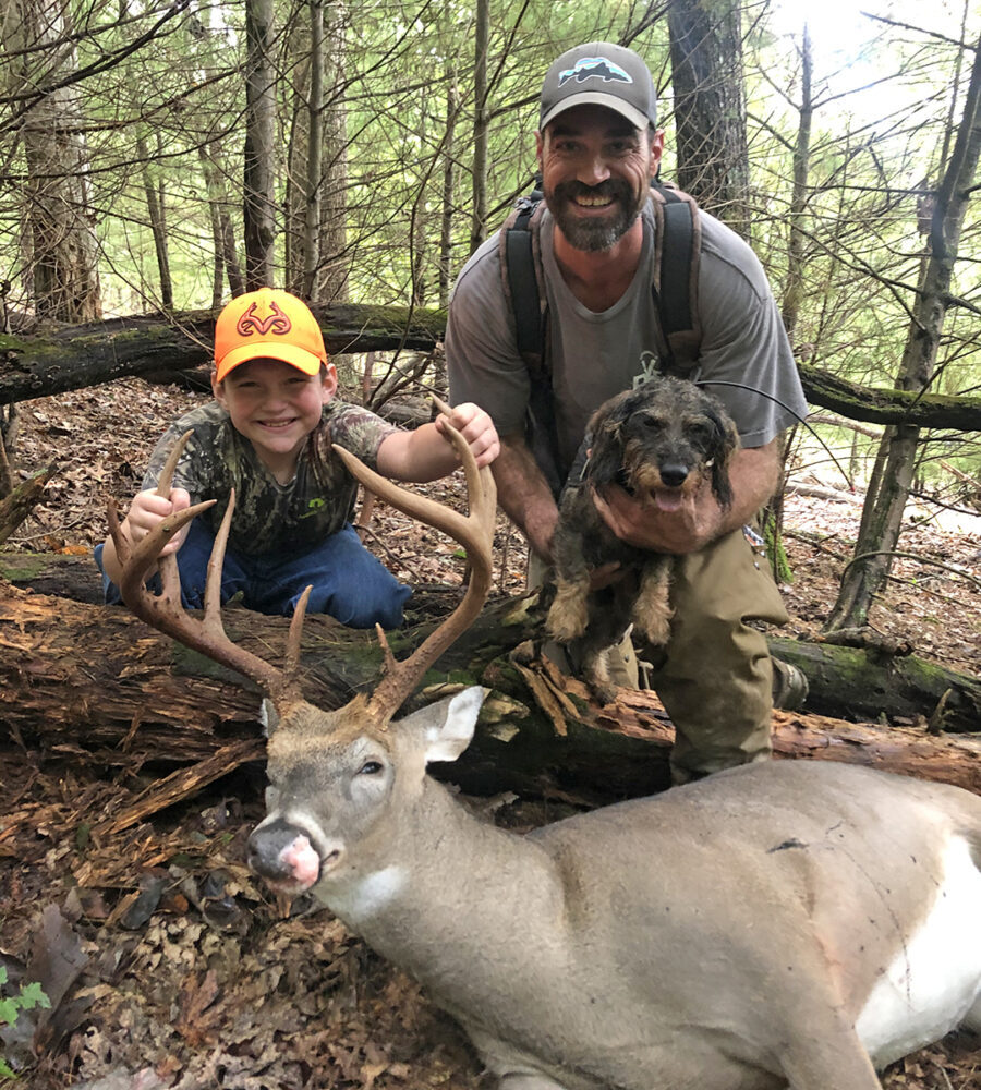 恩佐帮助猎人确保他们不会将受伤的猎物留在树林里。 