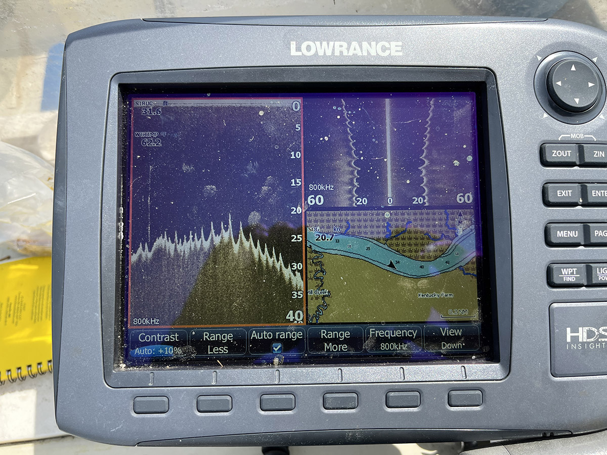 LOWRANCE 声纳系统的图像描绘了高水流区域的锯齿状河底