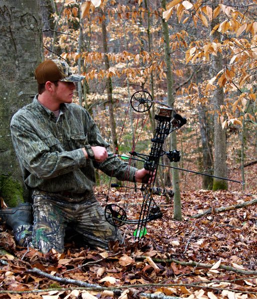 一名猎人拿着弓箭 