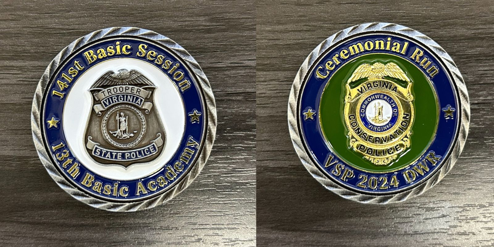 礼仪硬币两面的照片。一面是弗吉尼亚州警察的标志,另一面是 DWR 标志。