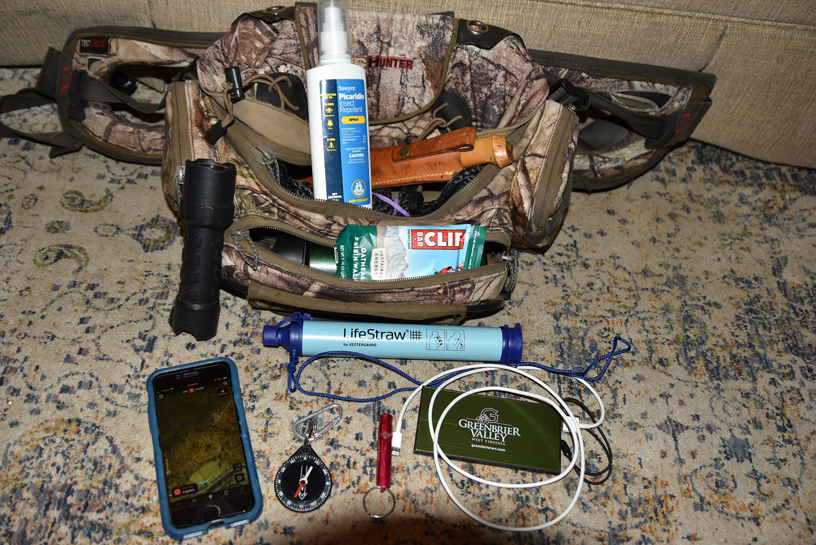 一张带拉链的包的照片，里面展示着各种物品。