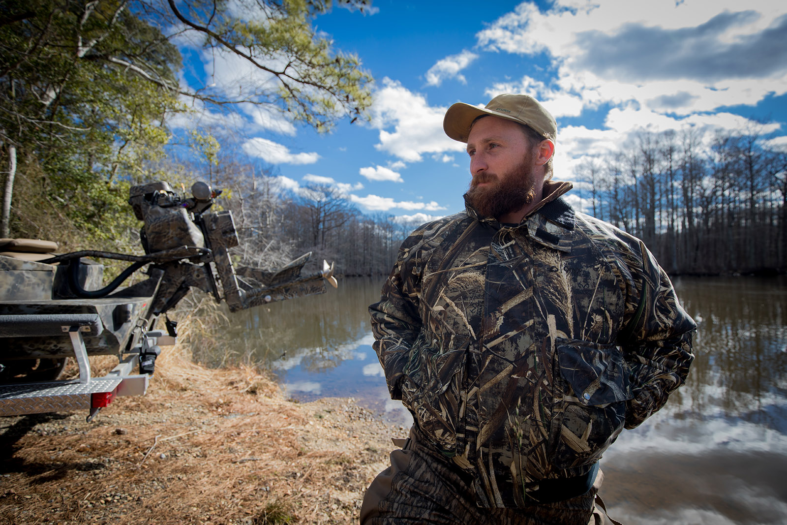 一名男子身穿迷彩救生衣，可保持身体干燥，必要时还可作为漂浮装置