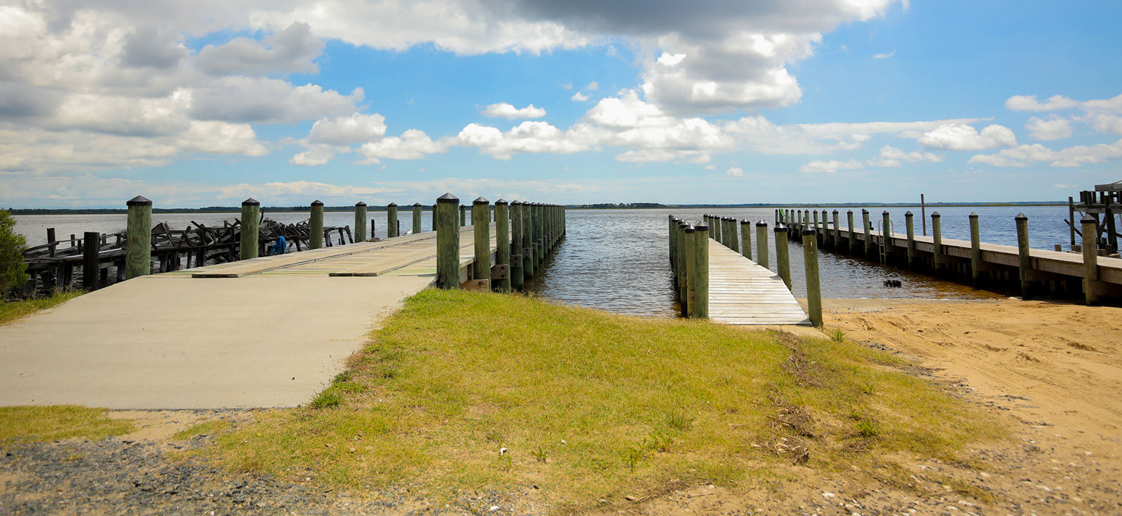 右侧是船坞，左侧是延伸至水中的码头。