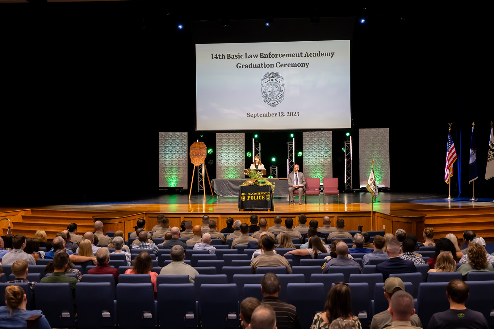 9 月12 日14届基础执法学院毕业典礼的全场和舞台景观，2025 。