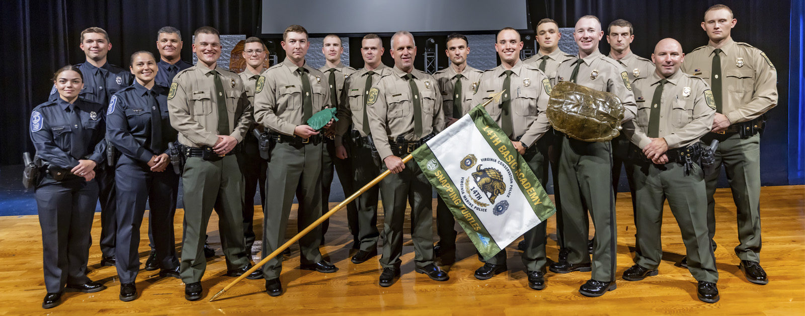 执法人员与17 新兵的合影。