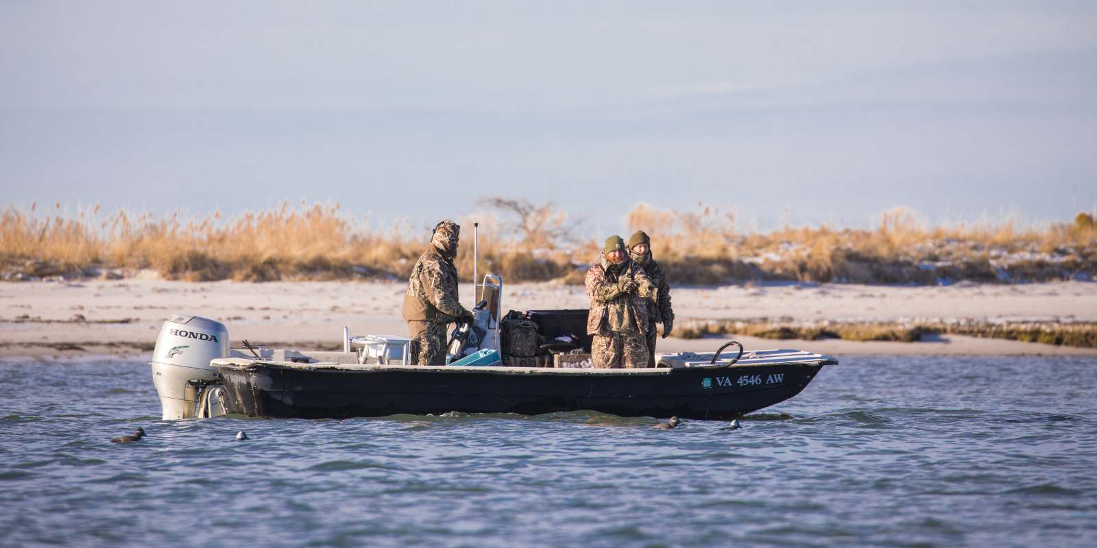 寒冷的一天，三人乘坐的船发生发动机故障
