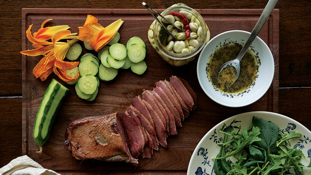 熏鹅、黄花菜、黄瓜、芝麻菜和腌蚕豆的图片