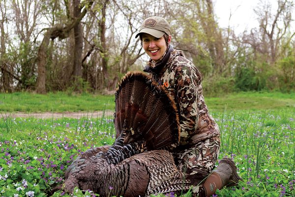 一名女孩与一只死火鸡合影的照片