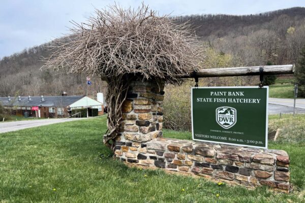 油漆滩鱼类孵化场欢迎标志